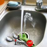 membersihkan kitchen sink