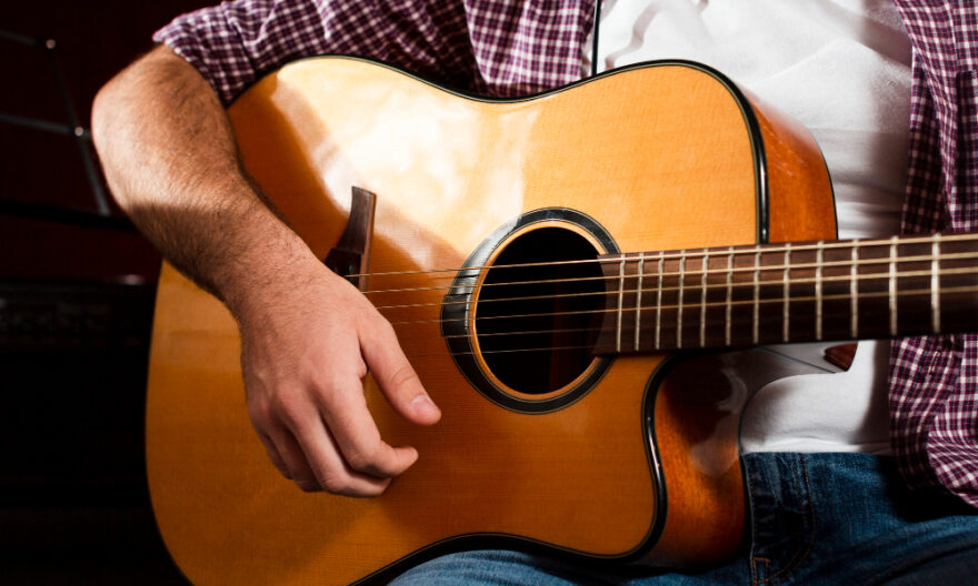 gitar akustik