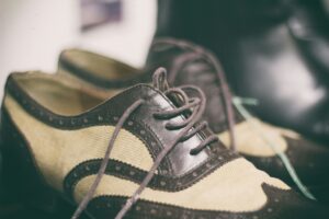 Tips menghilangkan bau sepatu