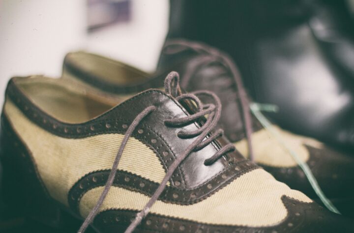 Tips menghilangkan bau sepatu