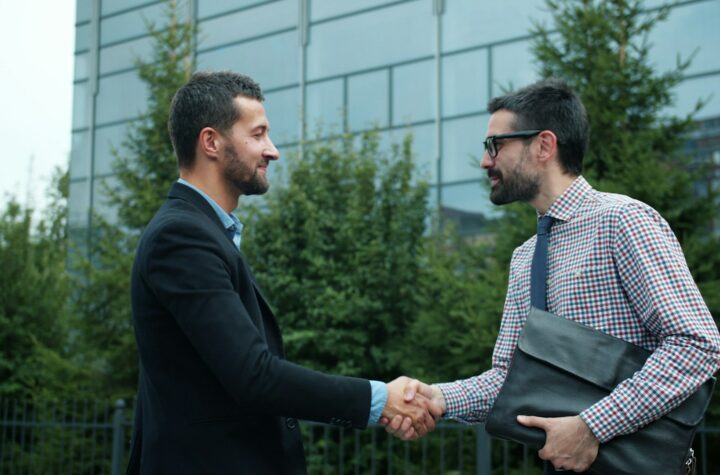 menjaga hubungan bisnis